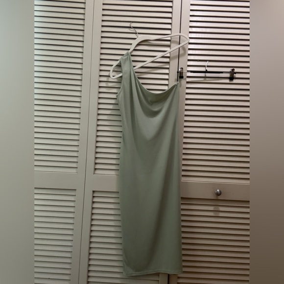 PrettyLittleThing Green Asymmetrical One-Shoulder Sheath Dress - Picture 1 of 7